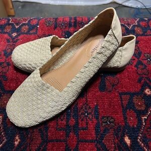 Comfortview Women's Cream Textured Loafers